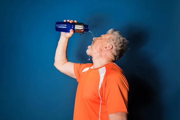 Reifer Sportler mit Flasche — kostenloses Stockfoto