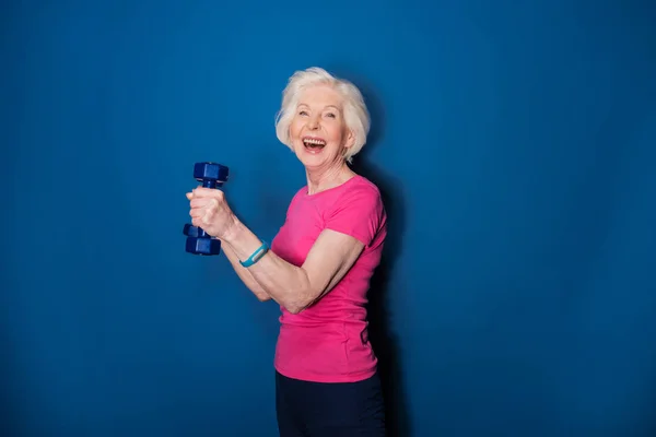 Wanita senior dengan dumbbells — Stok Foto