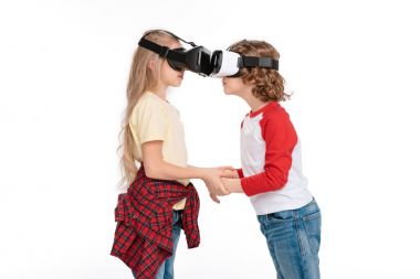 Arkadaşlar sanal gerçeklik kulaklıklar