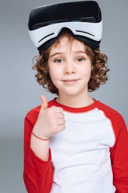 Sanal gerçeklik kulaklık çocukla