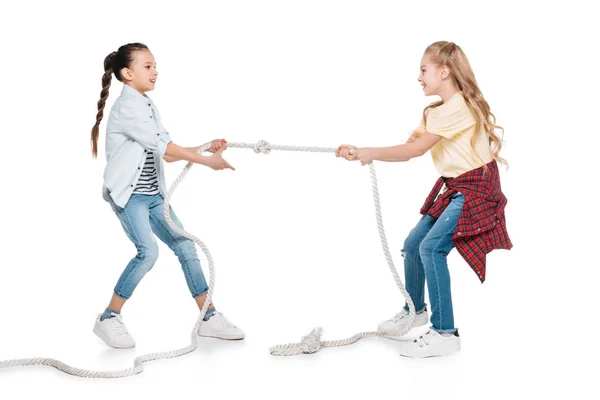 Girls play tug of war — Stock Photo, Image