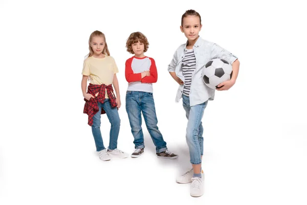 Barn spelar fotboll — Stockfoto