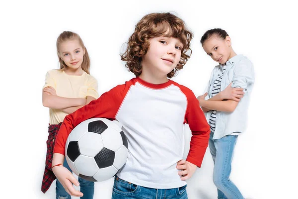 Kinder spielen Fußball — Stockfoto