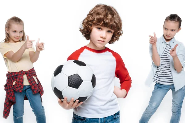 Niños jugando fútbol — Foto de Stock