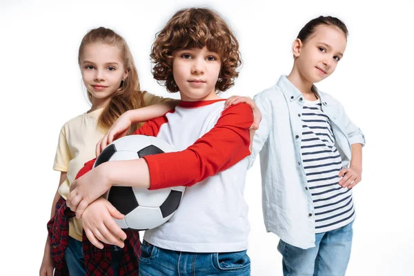 Kinder spielen Fußball — Stockfoto