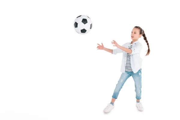 Menina jogar com bola de futebol — Fotografia de Stock
