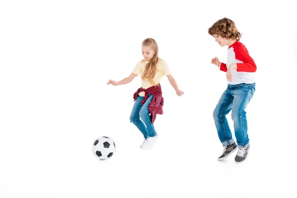 Niños jugando fútbol — Foto de Stock