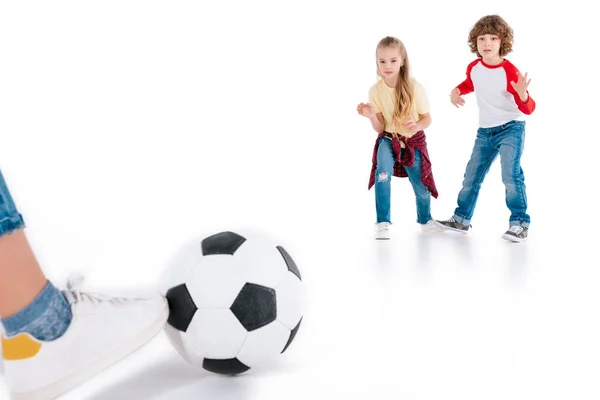 Niños jugando fútbol —  Fotos de Stock