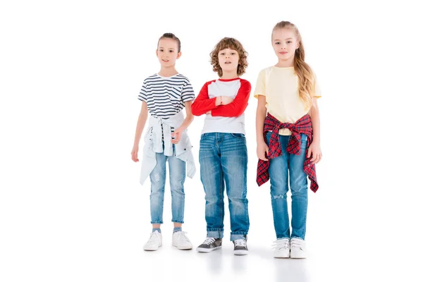 Schattige kinderen permanent en camera te kijken — Stockfoto