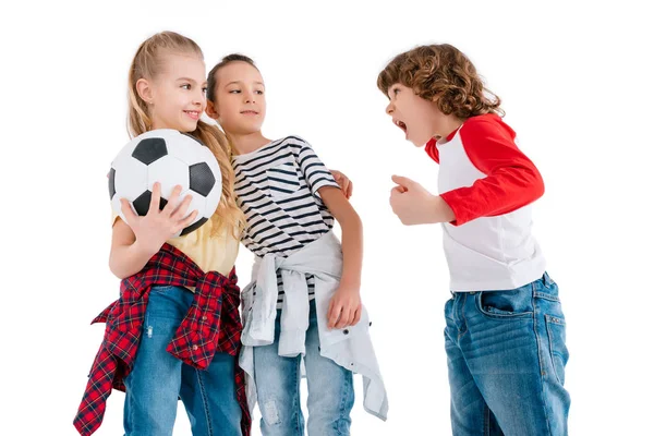 孩子们踢足球 — 图库照片