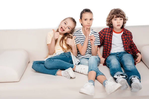 Friends sitting on couch — Stock Photo, Image