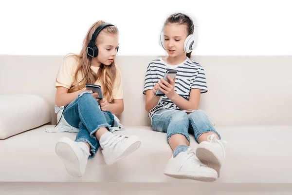 Kinder nutzen digitale Geräte — Stockfoto