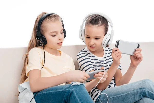 Niños que utilizan dispositivos digitales — Foto de Stock