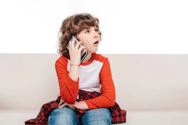 Akıllı telefon kullanan çocuk — Stok fotoğraf