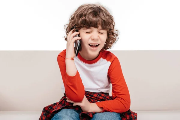 Niño usando teléfono inteligente — Foto de stock gratis