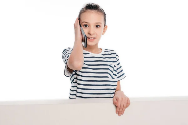 Niño usando teléfono inteligente — Foto de stock gratis