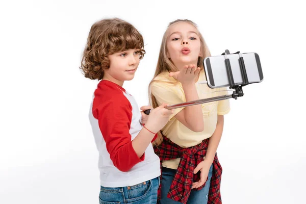 Barnen tar selfie — Stockfoto