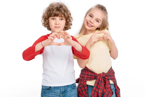 Niños haciendo gestos de corazones con las manos — Foto de Stock