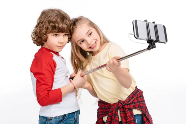 Niños tomando selfie — Foto de Stock