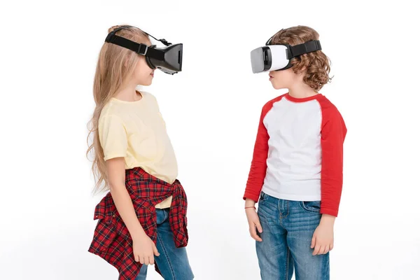 Amici in cuffie realtà virtuale — Foto Stock