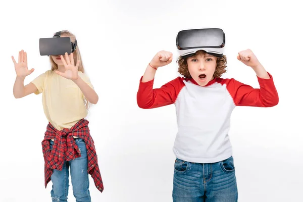 Vrienden in virtuele werkelijkheid hoofdtelefoons — Stockfoto