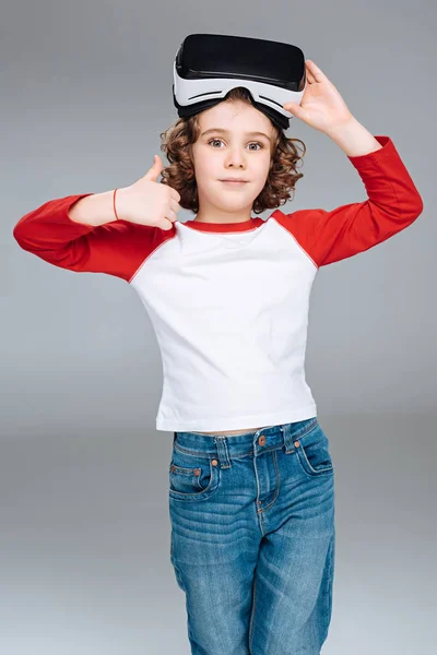 Niño con auriculares de realidad virtual — Foto de Stock