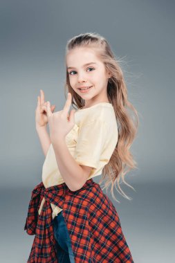 Kız el rock işareti