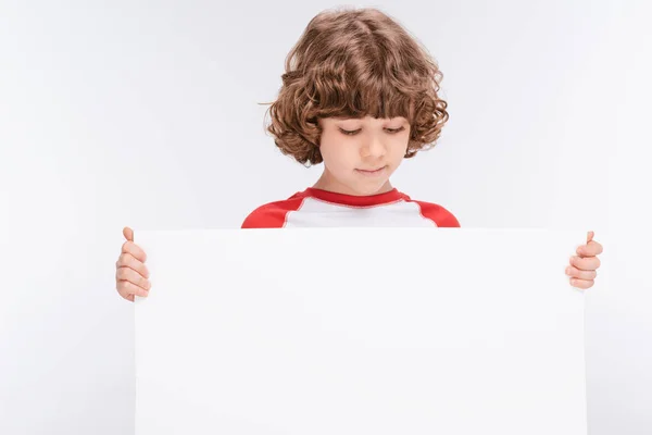 Niño sosteniendo blanco tablero en blanco — Foto de Stock