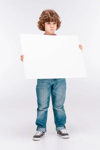 Rapaz segurando placa branca em branco — Fotografia de Stock