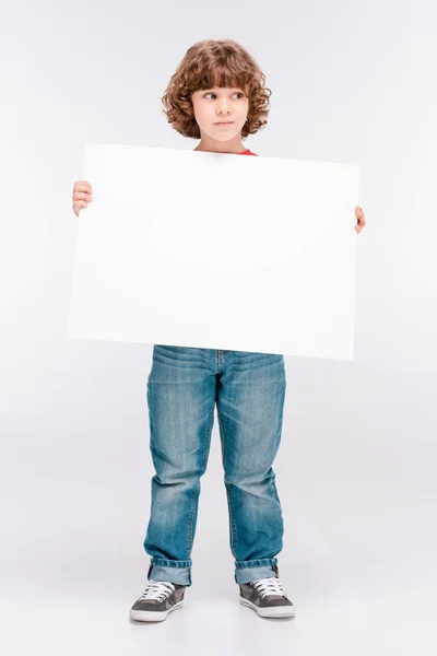 Jongen bedrijf witte leeg bord — Stockfoto