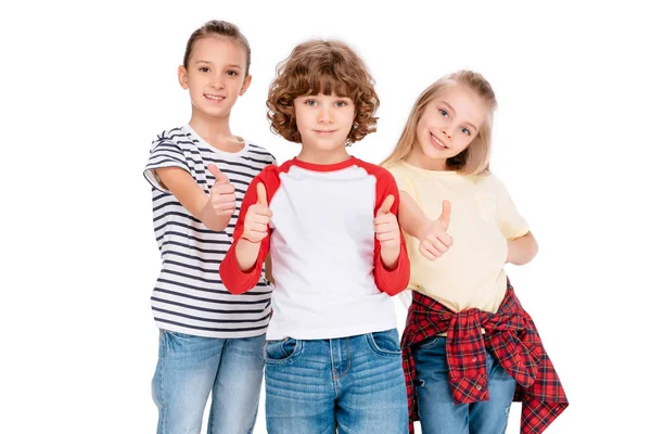 Groep vrienden kijken naar camera — Stockfoto