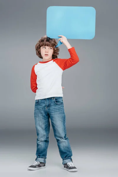 Pequeno menino segurando bolha discurso — Fotografia de Stock