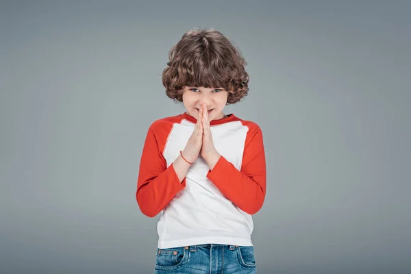 Pequeño niño rizado posando — Foto de Stock