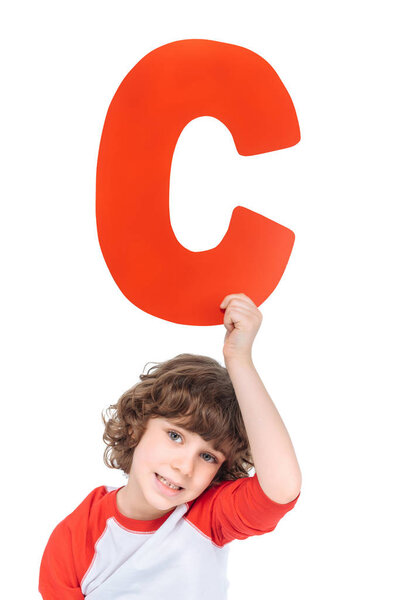 Малыш держит букву алфавита
