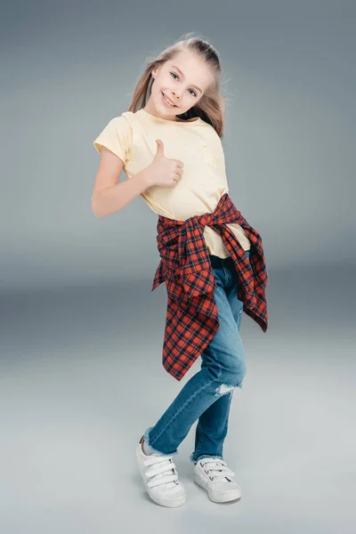 Menina bonito em roupas casuais — Fotografia de Stock