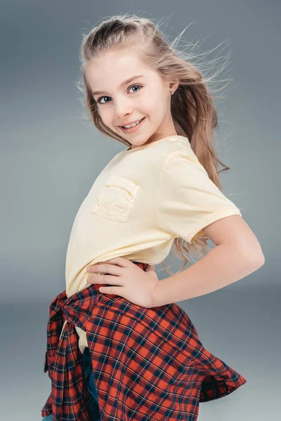 Menina bonito em roupas casuais — Fotografia de Stock