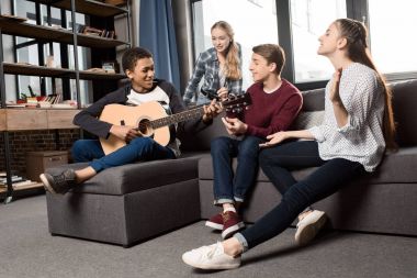 Gençler acustic gitar çalmak 