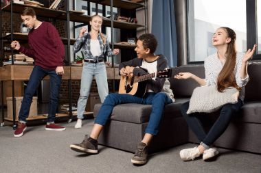 Gençler acustic gitar çalmak 