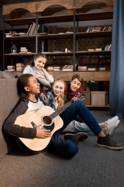 Gençler acustic gitar çalmak 