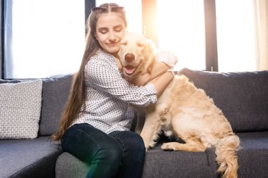 Kız kucaklayan köpek.
