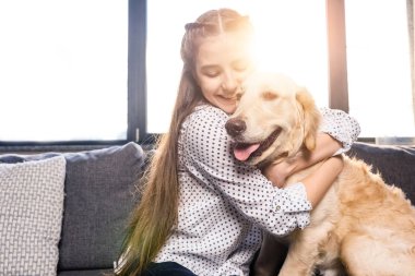 Kız kucaklayan köpek.