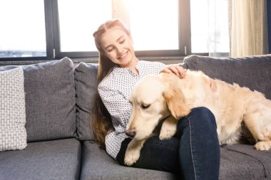 Kız kucaklayan köpek.