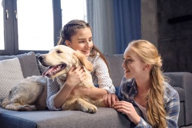 köpek sarılma kızlar