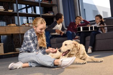 Gençler ve golden retriever köpek 
