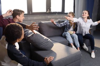 Patlamış Mısır ile eğleniyor gençler 