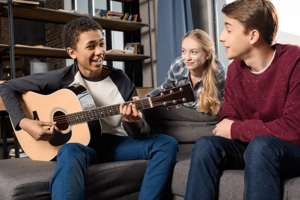 Tonåringar som spelar akustisk gitarr — Stockfoto