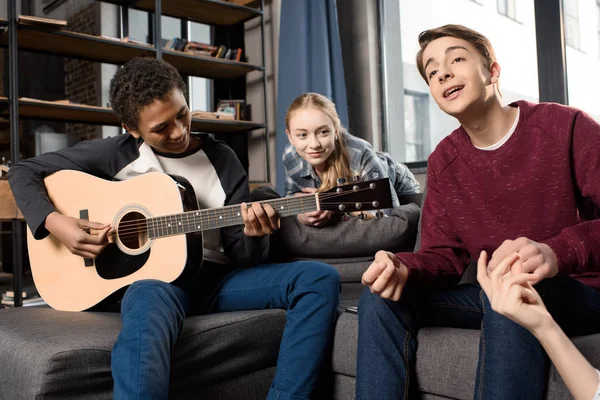 Adolescents jouant de la guitare acoustique — Photo