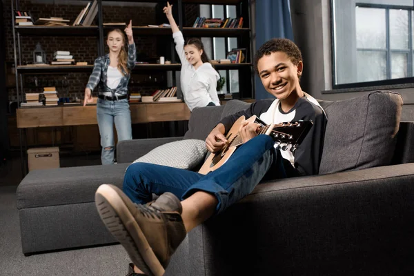 Tizenévesek játszik akusztikus gitár — Stock Fotó