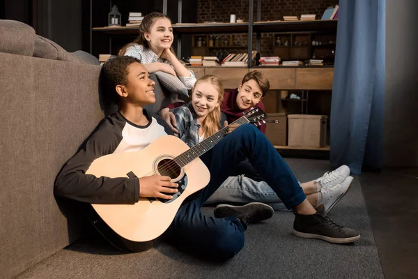 Tizenévesek játszik akusztikus gitár — Stock Fotó