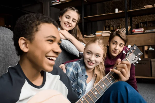 Teenagers playing acustic guitar — Stock Photo, Image